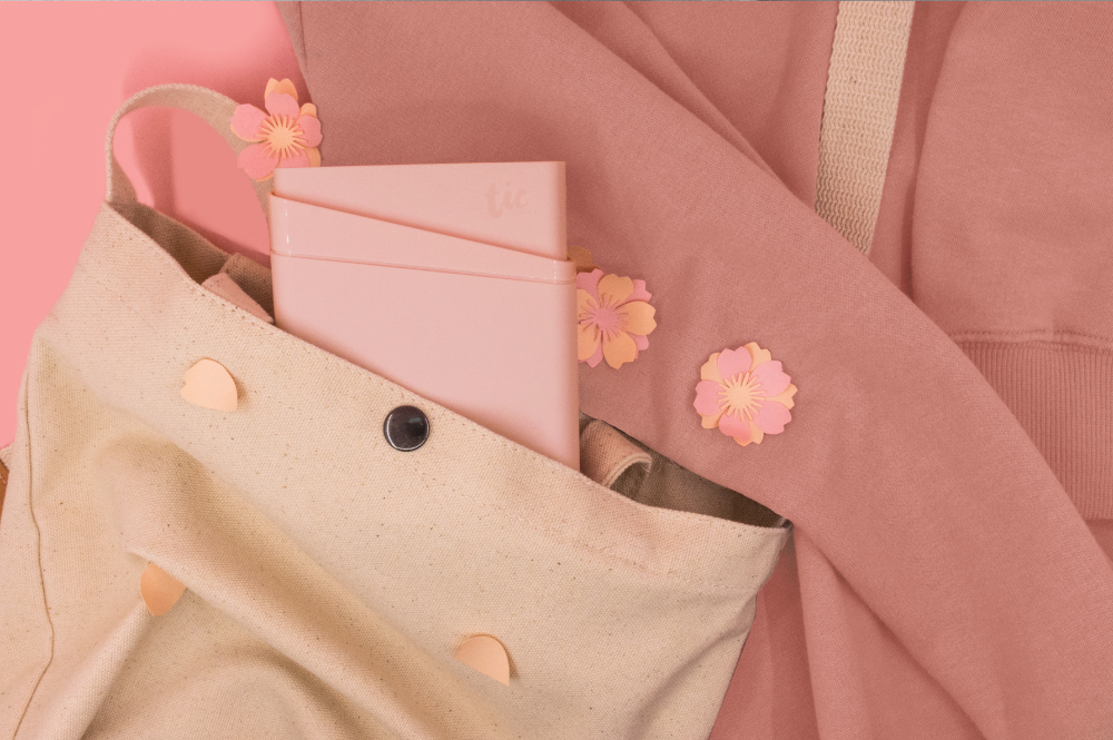 清新粉色TIC ORAL CARE 旅行清潔用品組擺放在米色皮包及粉色外套旁