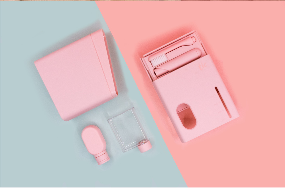 清新粉色TIC ORAL CARE 旅行清潔用品組放在粉紅色及蒂芬妮綠色背景上